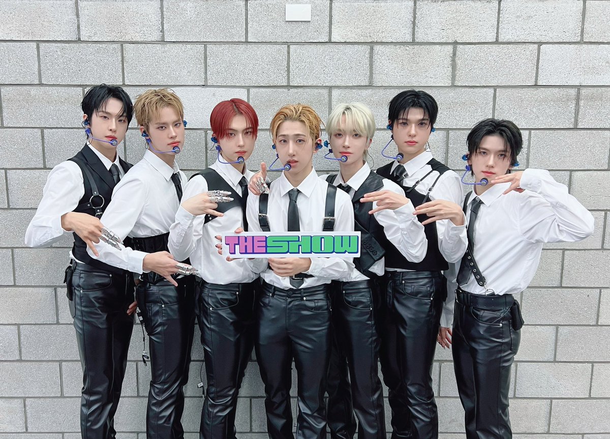 #더쇼 만약에 길에서 #뉴비트 를 만나서 신나는 마음에
뛰어가다가 뉴비트랑 같이 넘어졌는데
더쇼 바지가 벗겨진 상황이라면?
뉴비트 먼저 일으키기 VS 더쇼 바지부터 입기
ㄴ당연히 #LookSoGood 부르면서 뉴비트를 일으켜야죠
✺⋆* (⸝⸝⸝´▽`⸝⸝⸝)⋆*✺

#NEWBEAT <a href="/NewBeat_twt/">NEWBEAT</a>