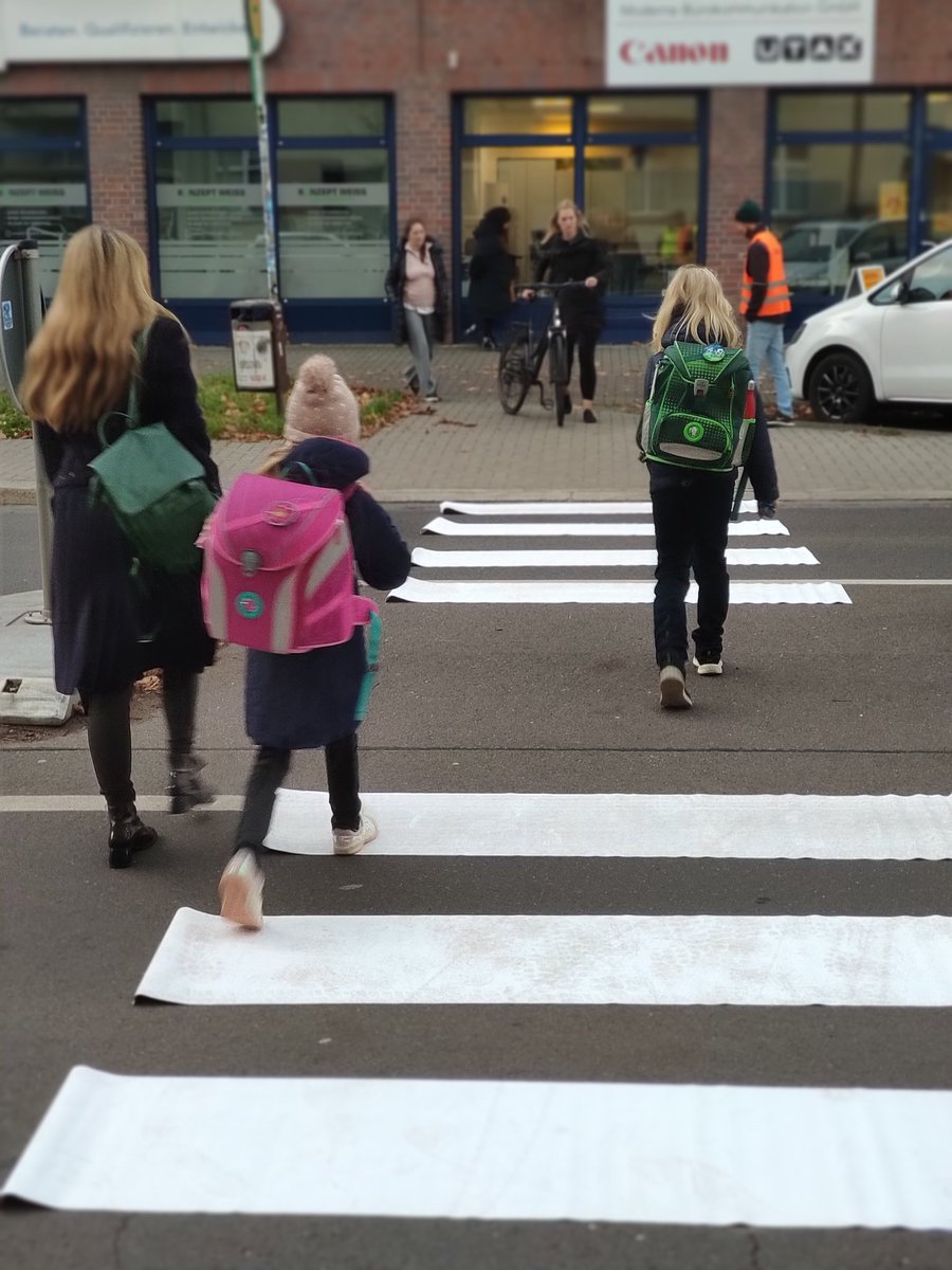 Heute morgen coole Aktion zur #Schulwegsicherheit an der Liebknechtstraße in <a href="/Ottostadt/">Ottostadt Magdeburg</a> #Magdeburg von <a href="/Gruene_MD/">GRÜNE Magdeburg</a> 
Temporär gelegte #Zebrastreifen geben den Kindern mehr Sicherheit und den Schulweghelfern mehr Durchsetzungskraft.
#kidicalmass #visionzero