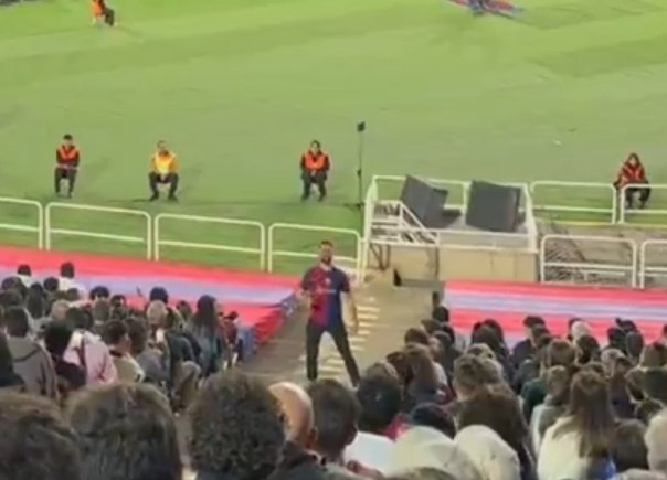 El Barca continua amb les proves per la #GradaPalmeraFCB ... després d la xaranga, la noia amb el rètol d'Aixequeu la bufanda, etc, toca un Freddy Mercuri d pacotilla. 
Que serà el següent? Globus i confetis?
Quan s'aturarà aquest ridícul q ens fan passar ?
#VolemGradaDAnimació