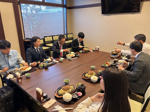 本日は26卒内定者の内定式🎉
内定式が執り行われた後、社長や近しい新卒の先輩方と空の湯内「天の川」でランチをしてきました✨
ご飯もとってもおいしかったです🍚
(大盛食べちゃいました😋)
#新卒 #内定式 #ランチ会