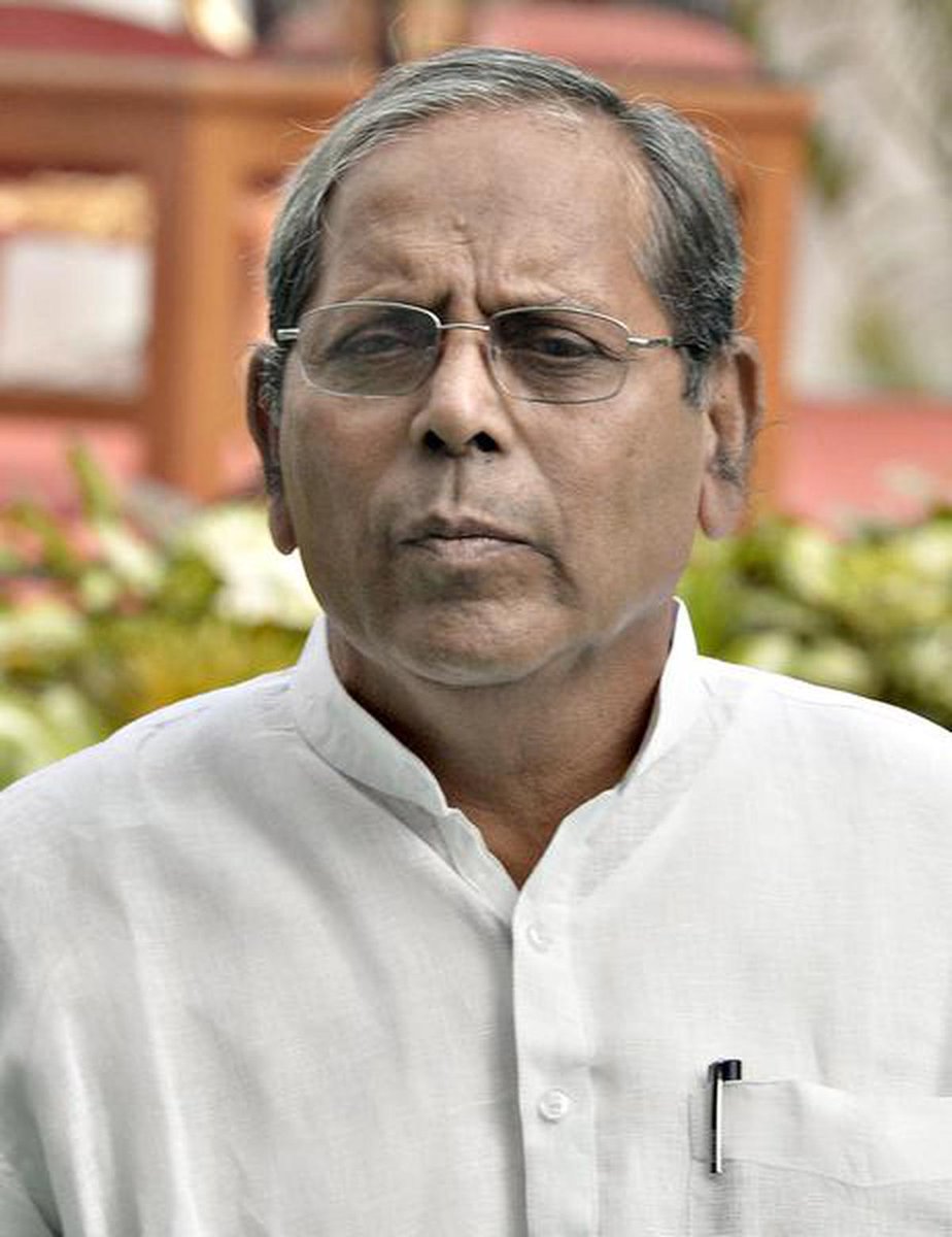 siddaramaiah's tweet photo. ಮಾಜಿ ಸಚಿವರು, ಉತ್ತರ ಕರ್ನಾಟಕ ಭಾಗದ ಹಿರಿಯ ನಾಯಕರು, ಹಾಲಿ ಶಾಸಕರೂ ಆದ ಹೆಚ್.ವೈ.ಮೇಟಿ ಅವರ ನಿಧನವಾರ್ತೆ ನೋವುಂಟುಮಾಡಿದೆ. ಕಳೆದ ಗುರುವಾರವಷ್ಟೇ ಆಸ್ಪತ್ರೆಗೆ ಭೇಟಿನೀಡಿ, ಅವರ ಆರೋಗ್ಯ ವಿಚಾರಿಸಿದ್ದೆ. ಈ ವೇಳೆ ಗುಣಮುಖರಾಗಿ ಮತ್ತೆ ನಮ್ಮನ್ನು ಕೂಡಿಕೊಳ್ಳುತ್ತಾರೆ ಎನ್ನುವ ಭರವಸೆಯಿತ್ತು. ನನ್ನ ಭರವಸೆ, ಹಾರೈಕೆಗಳೆರೆಡೂ ಹುಸಿಯಾಗಿದೆ. 

ಬಹುದೀರ್ಘ ಕಾಲ ಸಾರ್ವಜನಿಕ ಬದುಕಿನಲ್ಲಿದ್ದ ಮೇಟಿಯವರು ಜನಪರವಾಗಿ, ಕ್ಷೇತ್ರದ ಅಭಿವೃದ್ಧಿಯ ಬಗ್ಗೆಯಷ್ಟೇ ಚಿಂತಿಸುತ್ತಿದ್ದ ಮುತ್ಸದ್ದಿ ನಾಯಕರು. ಅವರ ನಿಧನದಿಂದ ಸಮಾಜ ಬಡವಾಗಿದೆ. 

ಮೃತರ ಆತ್ಮಕ್ಕೆ ಚಿರಶಾಂತಿ ದೊರಕಲಿ. ಮೇಟಿಯವರ ಕುಟುಂಬಸ್ಥರು ಹಾಗೂ ಅಭಿಮಾನಿಗಳಿಗೆ ಈ ದುಃಖ ಭರಿಸುವ ಶಕ್ತಿ ಸಿಗಲೆಂದು ಪ್ರಾರ್ಥಿಸುತ್ತೇನೆ.