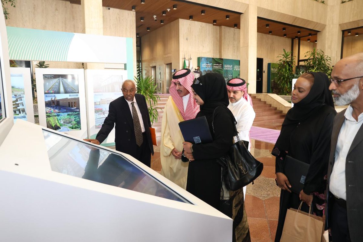 FdedFded1's tweet image. 🇩🇯🤝🇸🇦  La coopération entre le FDED et le SFD se renforce !
Mme Nasro Habib Ibrahim a rencontré M. Faisal Al-Qahtani à Riyad pour consolider un partenariat clé au service du développement de #Djibouti. 🇩🇯
#FDED #SFD #Coopération #DéveloppementÉconomique