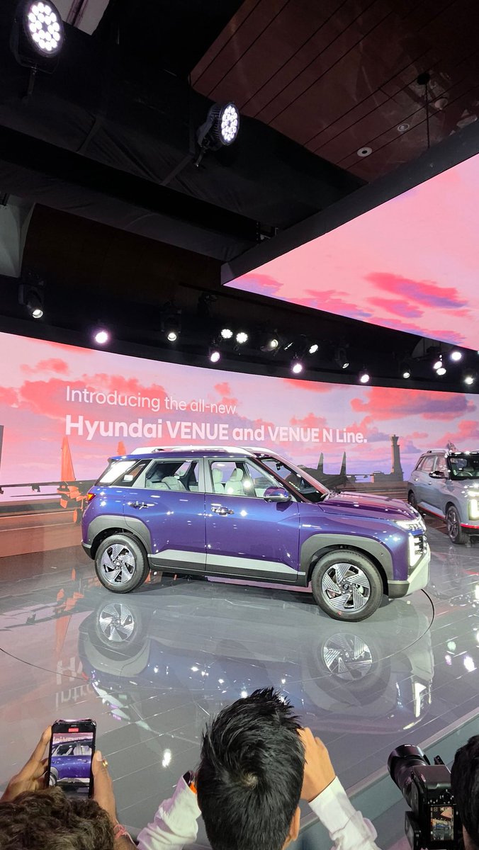 roshunpovaiah's tweet image. As usual @HyundaiIndia loads up the #Venue with features and a pretty good introductory price (starts at Rs 7.89 lakh ex-showroom). 1.2 litre petrol, 1 litre turbo petrol and 1 t litre diesel engine options. All new design.