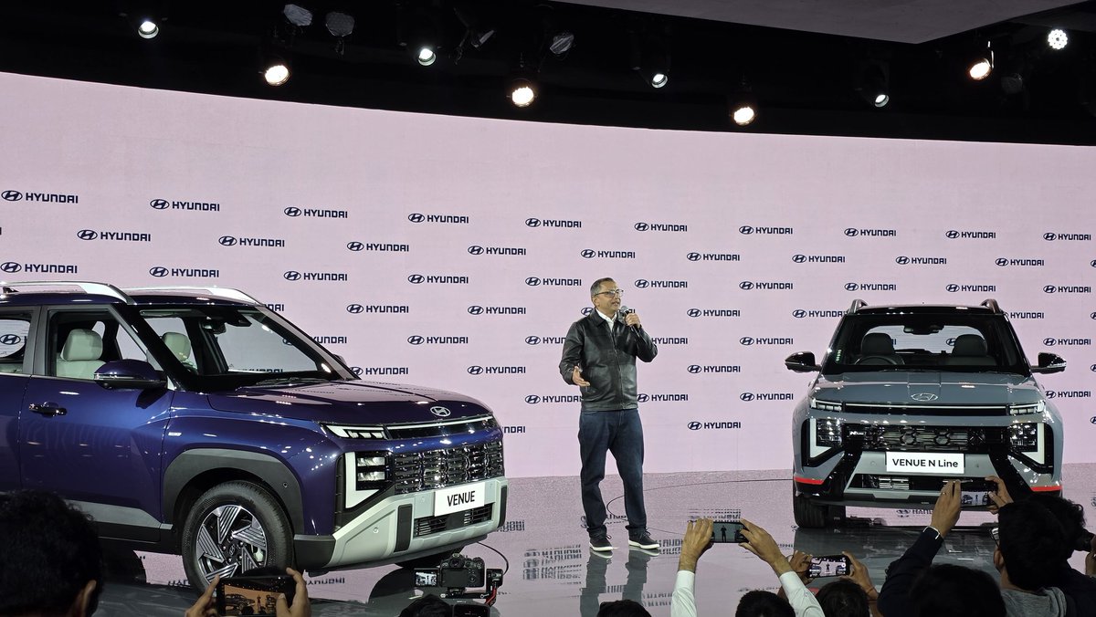 roshunpovaiah's tweet image. As usual @HyundaiIndia loads up the #Venue with features and a pretty good introductory price (starts at Rs 7.89 lakh ex-showroom). 1.2 litre petrol, 1 litre turbo petrol and 1 t litre diesel engine options. All new design.