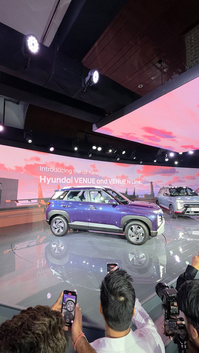 roshunpovaiah's tweet image. As usual @HyundaiIndia loads up the #Venue with features and a pretty good introductory price (starts at Rs 7.89 lakh ex-showroom). 1.2 litre petrol, 1 litre turbo petrol and 1 t litre diesel engine options. All new design.