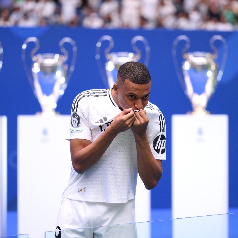 GoalJP_Official's tweet photo. ⚪レアル・マドリーの王への道👑

「サッカー界は吐き気を催す場所だ」

悩み抜いたエンバペだからこそ、信じる“美しい世界”

🖋夢の延長線上を、クリスティアーノの延長線上を圧倒的なスピードで駆け抜ける少年は、マドリーの、マドリディスタの夢そのものだ。

文=江間慎一郎(@ema1108madrid)