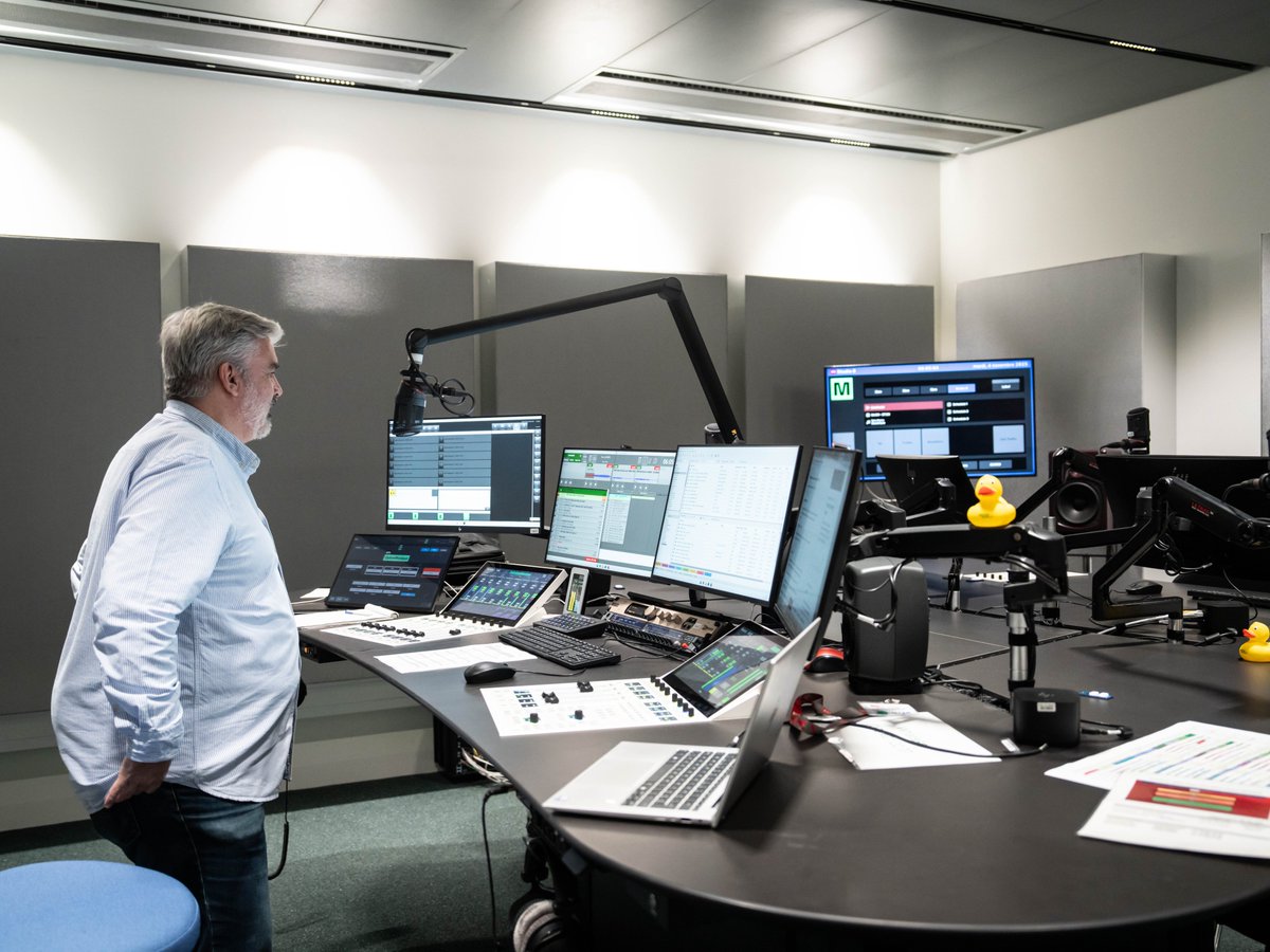 Moment historique! RTS Option Musique a commencé d’émettre ce mardi à 6h03 depuis le nouveau site de production RTS de Lausanne-Écublens, dans lequel les autres chaînes emménageront progressivement. Ouverture au public prévue l’an prochain.

ℹ️ Communiqué: rts.ch/entreprise/esp…