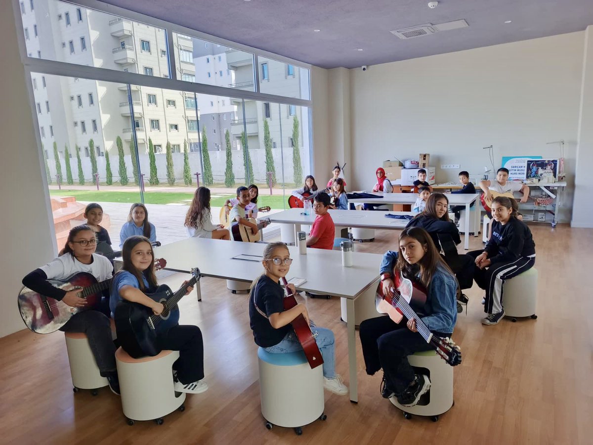 Halk Eğitim Merkezi iş birliğiyle düzenlediğimiz #Saz ve #Gitar kurslarımız, Ferdi Tayfur Sanat Merkezi ve Müzemizde başladı. 🎸🎵
Gençlerimizi sanatla buluşturuyor, kültürümüzü yaşatıyor, geleceğin sanatçılarına ilham oluyoruz!

#SarıçamBelediyesi #FerdiTayfurMüzesi #KültürSanat