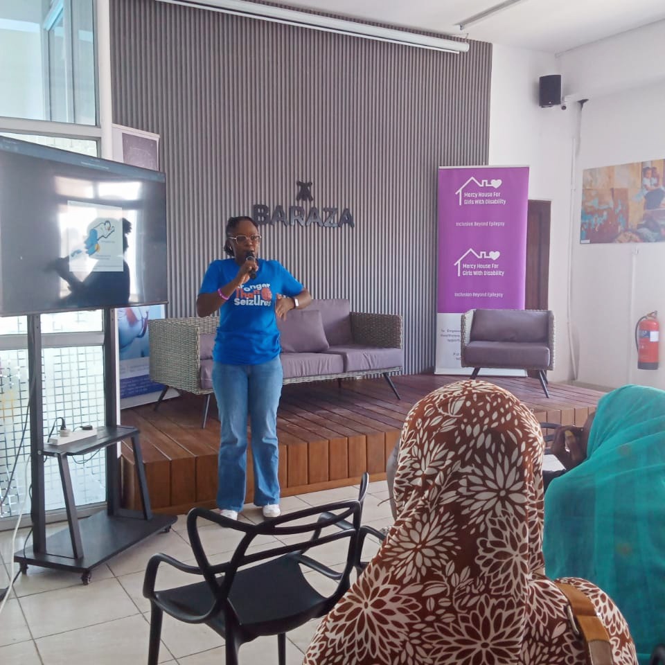 Kicking off Epilepsy Awareness Month, our team in Mombasa, alongside Fred Beuchi, an epilepsy awareness activist, and Pwani FM’s Aisha, empowered caregivers with first aid skills and myth-busting in a learning forum aimed at supporting and recognizing them. #epilepsy