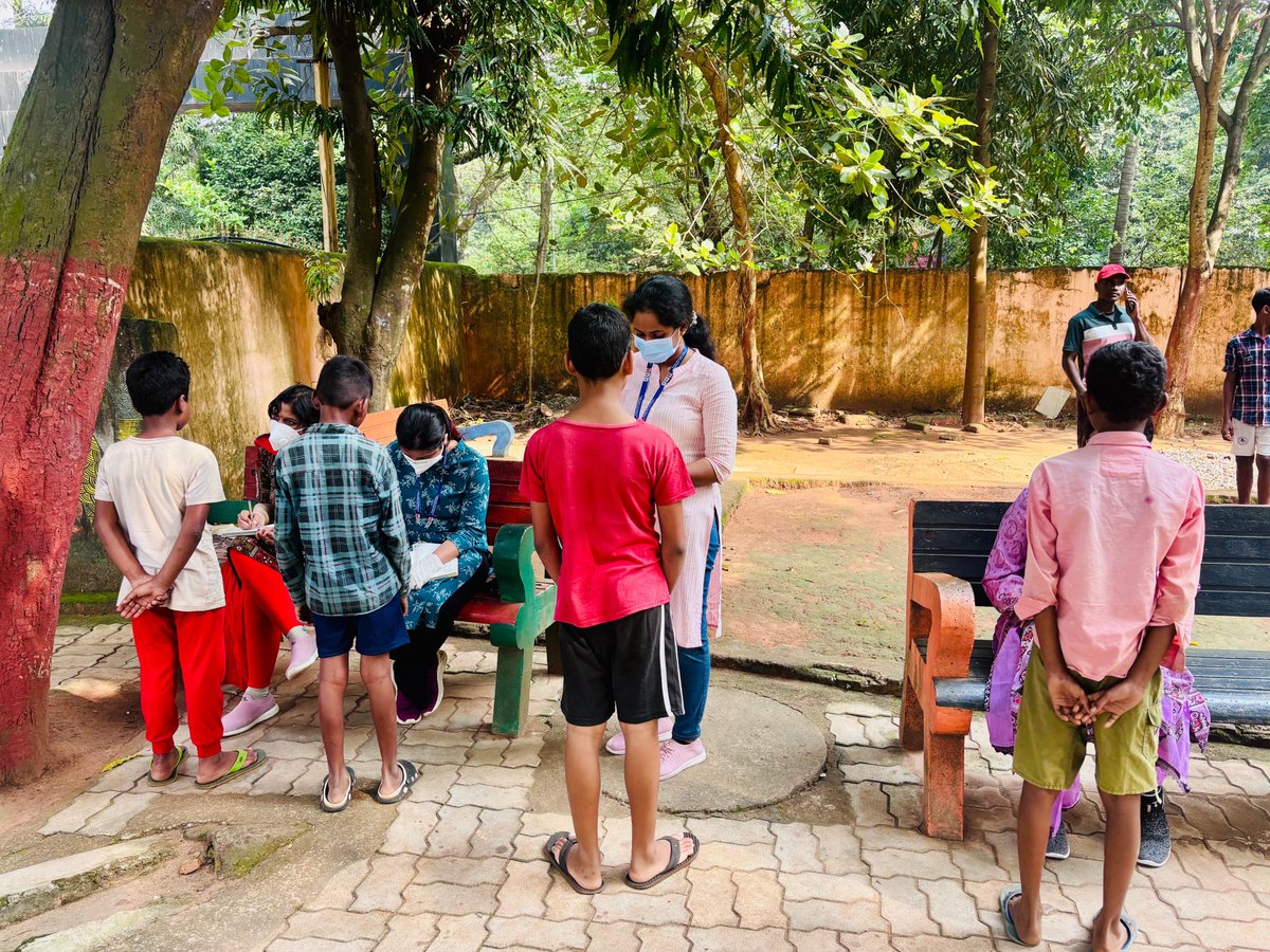 After receiving information regarding cases of fever with itching, the UMSU Rapid Response Team (RRT) visited a government school in Khandagiri to verify whether it was an outbreak or a rumour. Necessary preventive measures were undertaken at the site.
#PublicHealth #umsu #bmc