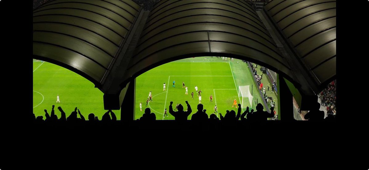 Tifosi che esultano dinanzi a un maxischermo oppure tifosi che esultano alla scala del calcio ripresi da un drone?