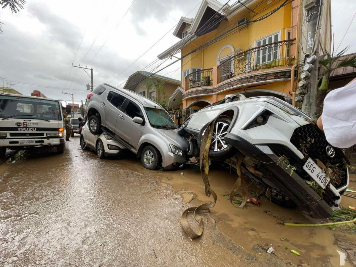 manilabulletin's tweet photo. LOOK: Vehicles lie piled up after flooding caused by Typhoon #TinoPH in Cebu City on Tuesday, November 4. (AP Photo/Jacqueline Hernandez) https://t.co/HWmFtt0T2V