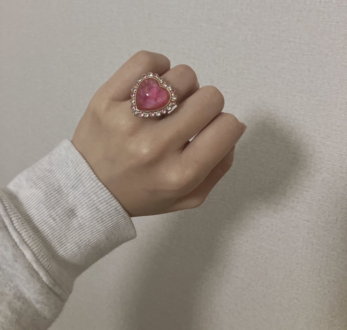 クソでかいと定評のある(彼氏よりも、ややでかい)わたしの手にはめても、これ