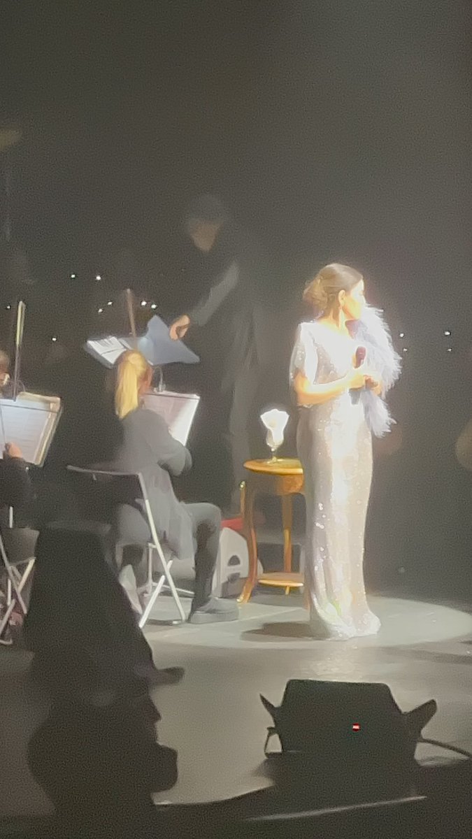 kmlbrs1's tweet photo. @askinnuryengi 
@AskinNurYengi_ 
#Harbiyeaçıkhavakonserleri

Müthiş güzel bir sahne harika performans 
Teşekkürler Aşkın nur Yengi https://t.co/LROjN5YaJA