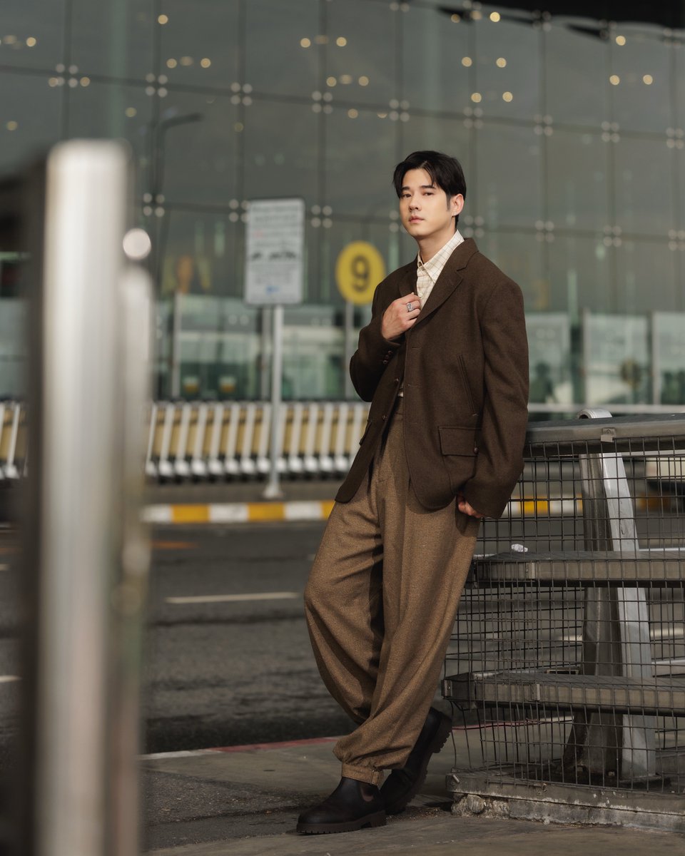 หล่อเท่! ส่องแอร์พอร์ตลุคของหนุ่ม #มาริโอ้ เตรียมออกเดินทางสู่ฮ่องกง เพื่อร่วมงานเปิดตัว Loro Piana 2025 Holiday Gifting Pop-up ที่ Pacific Place ในวันที่ 5 พฤศจิกายน 2568 เวลา 17:00 น. โดยหนุ่ม ‘มาริโอ้‘ ยังมาในลุคคอลเล็กชั่น Fall/Winter 2025 ของ Loro Piana 💚

#mario_mm38