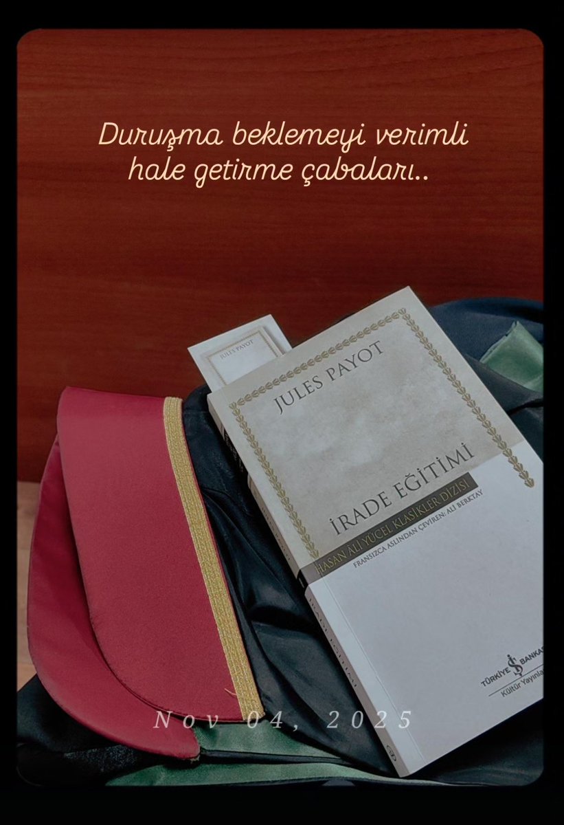 gamzekarakiyak's tweet photo. Duruşma bekleme işini farklı yollarla katlanılabilir kılan meslektaşlara selamlarla.. Benim yöntem yıllardır değişmedi :) #kitap #adliye https://t.co/8fqnnd5t6m