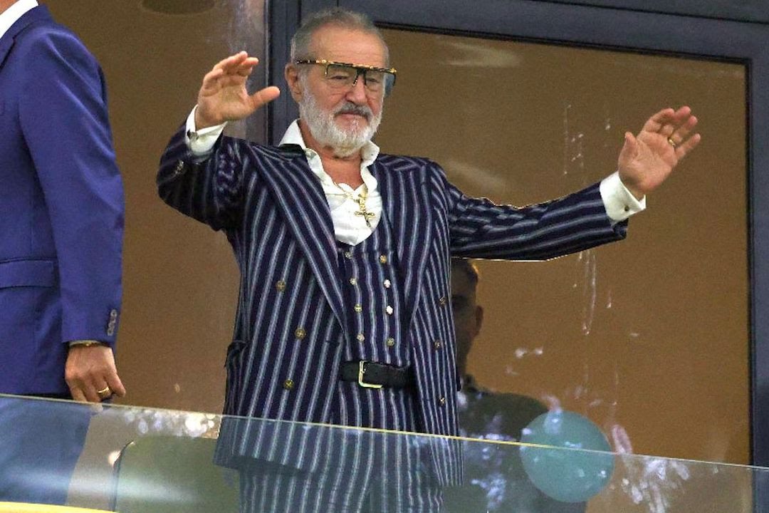 🇷🇴 Quasi dimenticavamo! 

Buongiorno a chi si sveglia con la grinta e la sicurezza del presidente dello Steaua. 

Ci sarebbe così tanto da dire. 
Outfit a metà fra “Il mio grosso grasso matrimonio gipsy” e uno dei cattivi di One Piece. 
Imposizione delle mani che manco Wojtyla