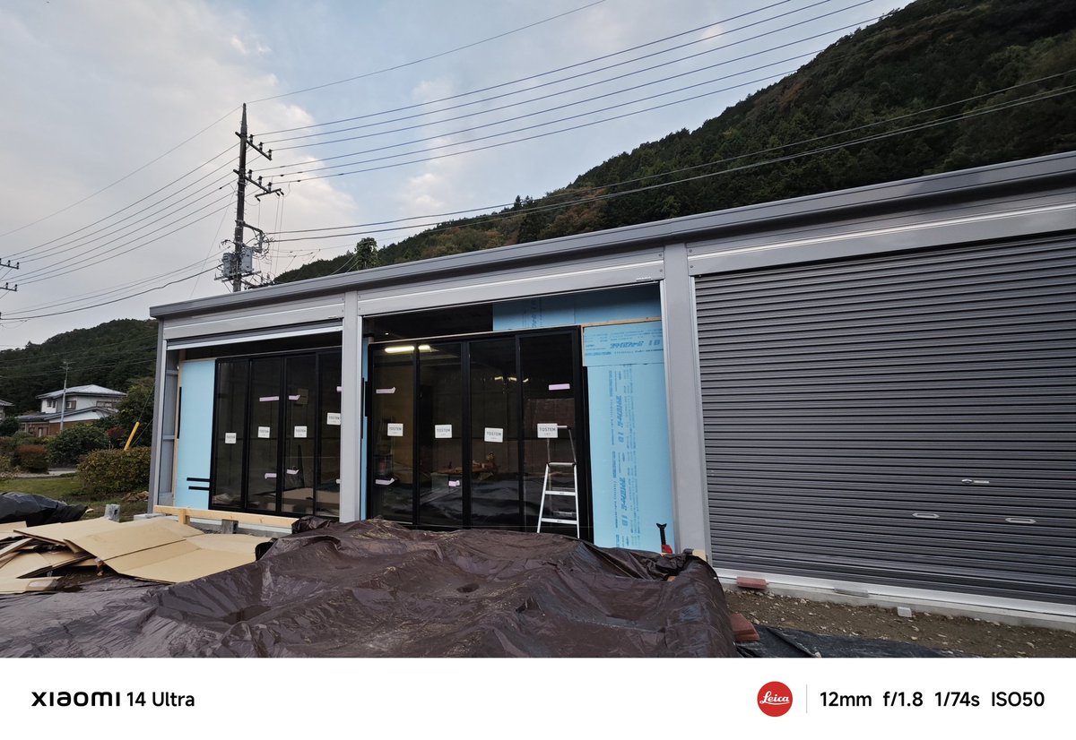 mokuseidayo's tweet image. やっとイナバ物置に窓がついた。
窓が付くと急に家っぽくなった。

ウッドデッキに設置するドームテントが中国から届いた。
600キロあるのでフォークリフトをレンタルした。

次は窓の向かいにウッドデッキを作って、ウッドデッキがある程度出来たら漫画を再開しようと思います。…