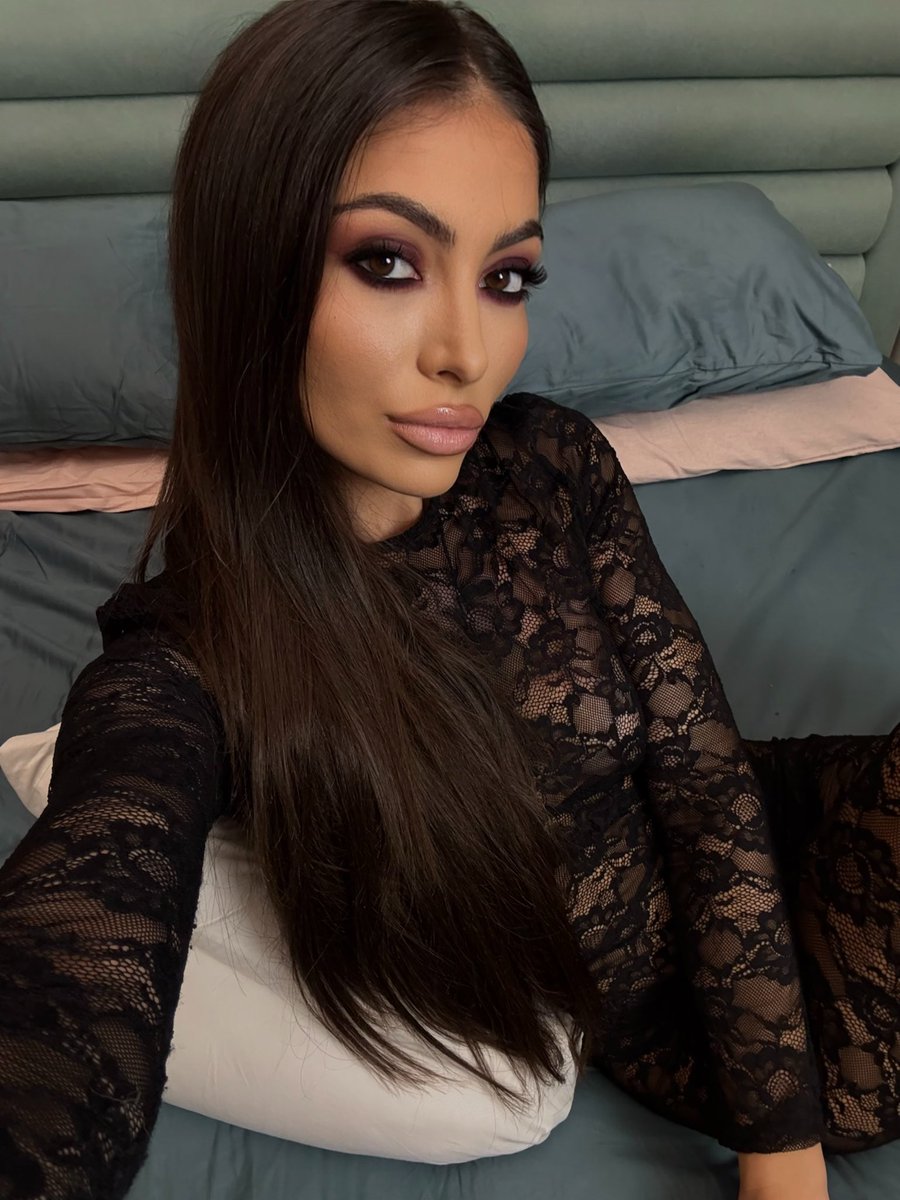 MoniqueeMinx's tweet photo. Black is not just a color — it’s a command.
The heels click, and the world obeys. 🖤👠
#Dominatrix #PowerInHeels #BlackObsession @camcontacts @realloyalfans @LiveJasmin https://t.co/jecrm4hZG5