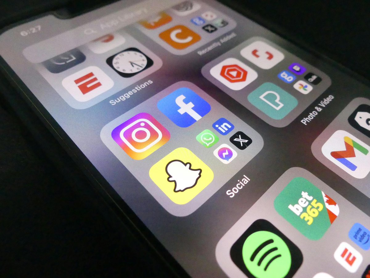 seynim6's tweet image. Toi, jeune, tu ne peux pas consommer chaque jour, pendant plus de 5 heures des informations et du contenu abrutissant sur TikTok, Facebook et autres, et espérer être différent ou obtenir de meilleurs résultats dans ton quotidien.

La vie n’est pas faite que de sérieux 24h et…