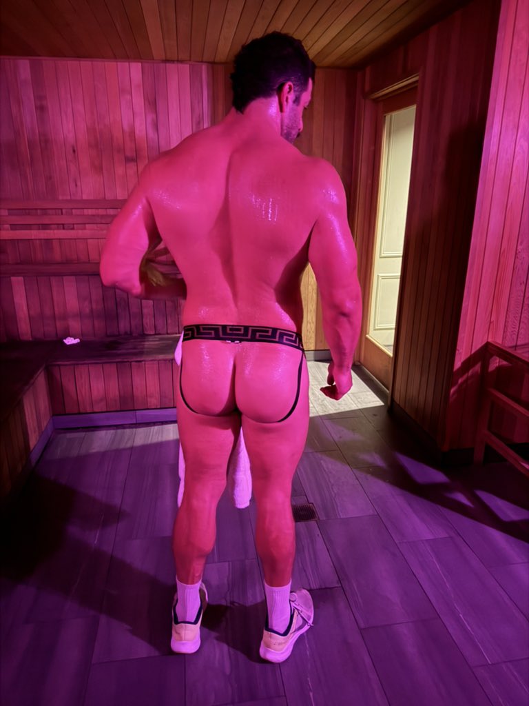 lordizacdj's tweet photo. Post workout sauna sesh! Who wants to join me?!! https://t.co/lyjEhyl2zZ