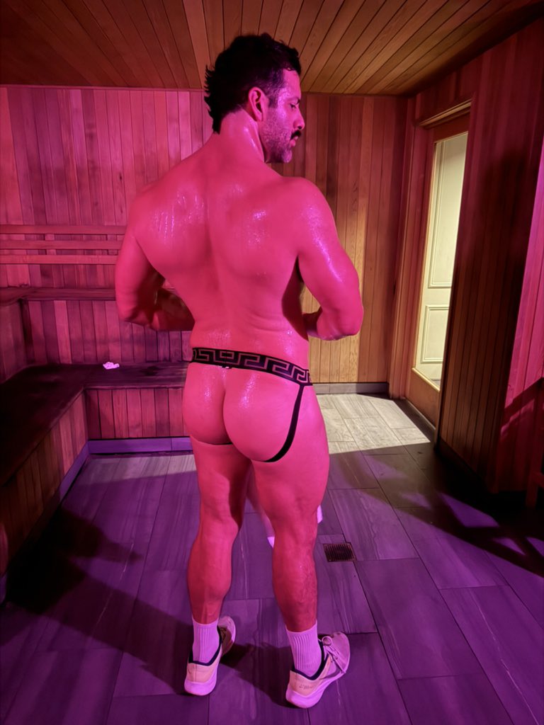 lordizacdj's tweet photo. Post workout sauna sesh! Who wants to join me?!! https://t.co/lyjEhyl2zZ