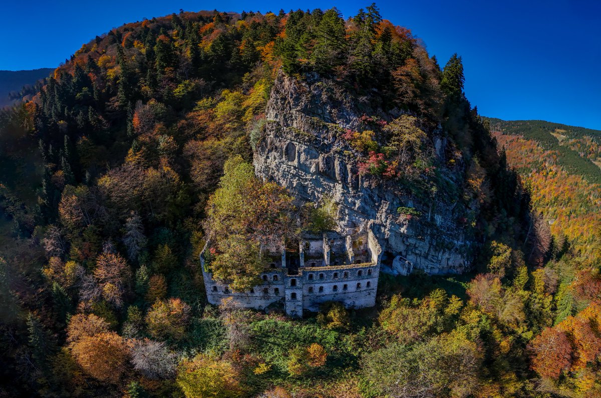 🔴Tarihi Sümela ile Vazelon manastırları sonbaharın tonlarına büründü