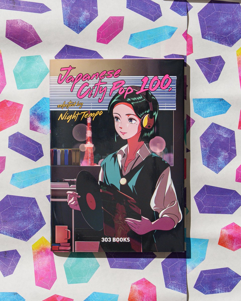 303_BOOKS's tweet photo. 📚️303BOOKSTOREでは『Japanese City Pop 100, selected by Night Tempo』を特典tree13のポストカード付きで販売中🎧🎶

https://t.co/1AjbzPfuiv

うのきさんの #昭和100年 ステッカーも付きます🥰
#nighttempo #tree13 #昭和

#303BOOKS の他の本も、サイン本や、特典付き、お得なクーポン付きのセットを販売中！
🟡すべて「さんまるさんマン」ステッカー付き。送料無料✨
#読書週間