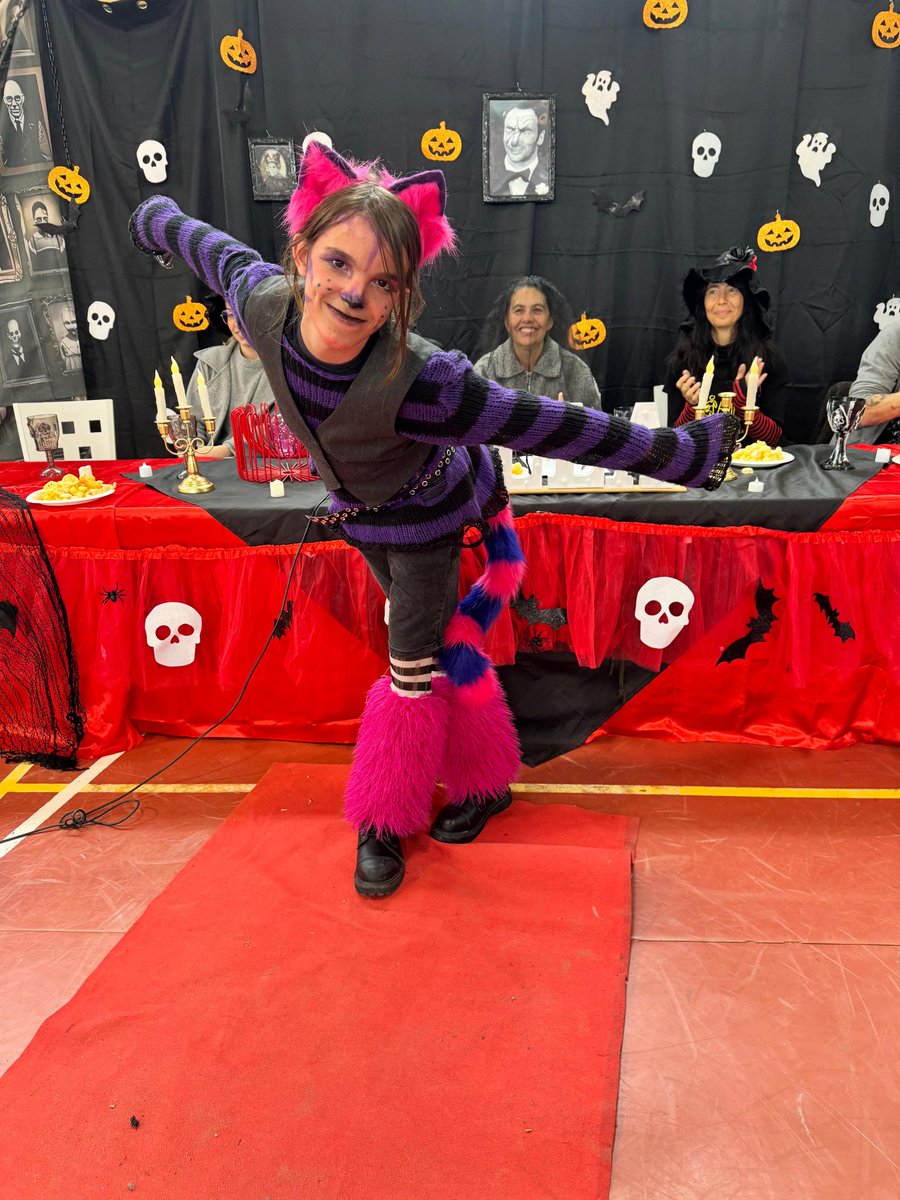 El viernes celebramos Halloween y el tradicional concurso de disfraces 🎃
Enhorabuena a todos los premiados, tanto en la categoría individual como en la de grupo, y gracias a todos los participantes y jurado (formado por profes, jefatura, secretaría y AMPA)