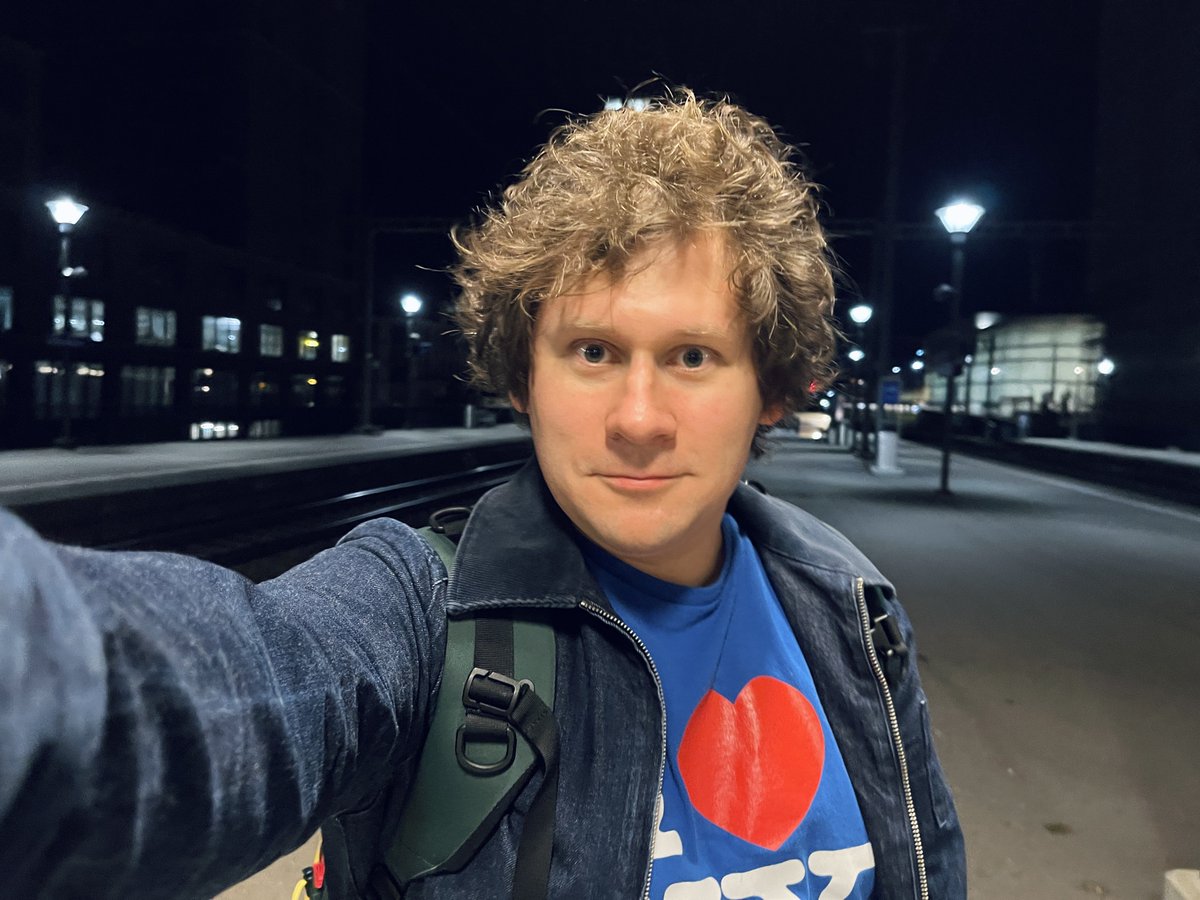 Я снова еду на съёмки Мирных огоньков в Париж! В этот раз не успел даже перехватить круассан и уже в 5:50 утра садился на поезд ⚡️

Сегодня буду вести репортаж со съёмок в инстаграме Мирных огоньков, здесь и публиковать эксклюзив в закрытый чат донатеров.
ogonki.tv/#donate