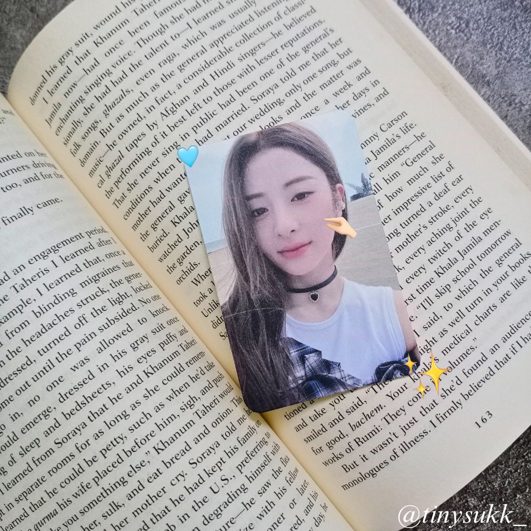 tinysukk_'s tweet photo. the idol            vs.           the photocard https://t.co/AXNsv365Hd