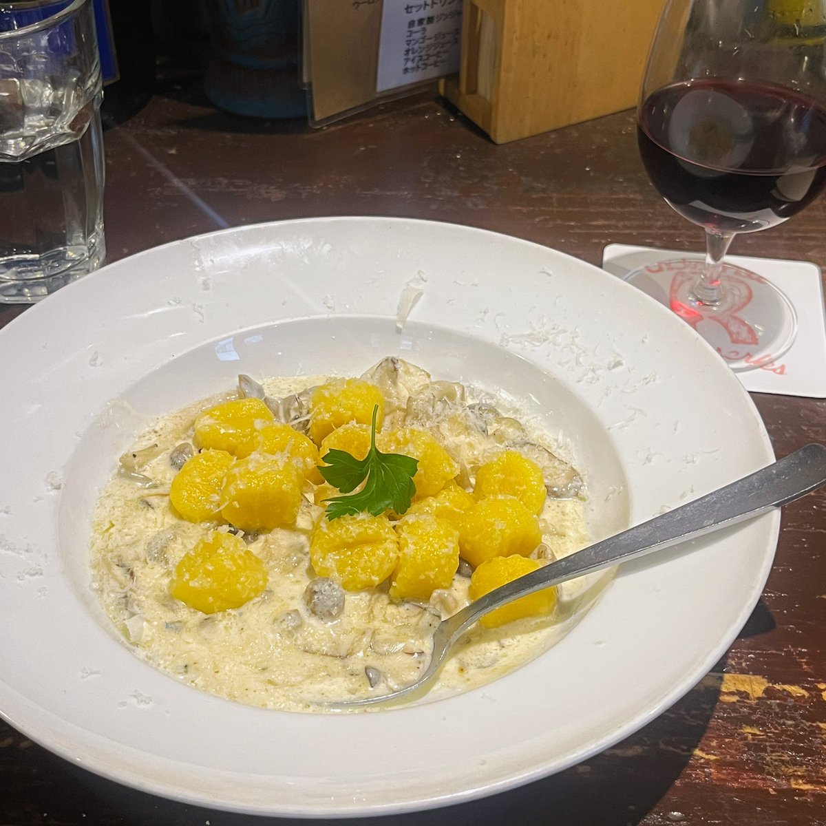 はじめましてなお店だったんだけど料理美味しいしハッピーアワーあってワインありえん安さしてたのでリピ決定です 