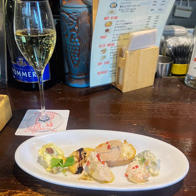 はじめましてなお店だったんだけど料理美味しいしハッピーアワーあってワインありえん安さしてたのでリピ決定です 