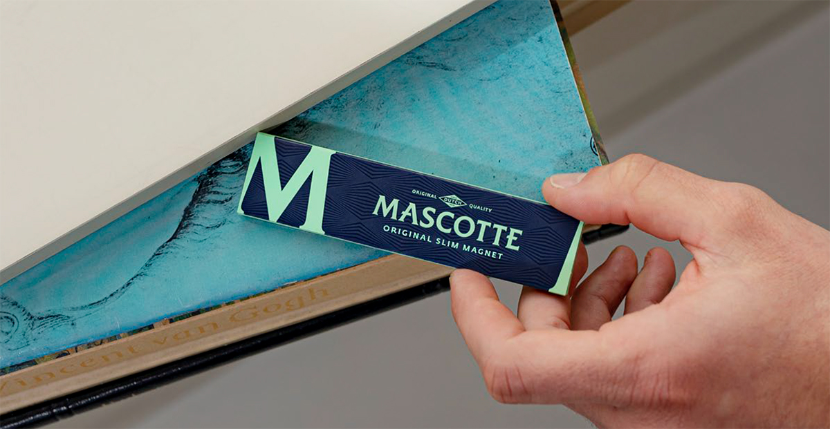 オランダで最も信頼されている巻紙と言えば「MASCOTTE オリジナル」！
原料はFSC認証のウッドパルプなど100％天然素材。塩素漂白剤や有害な重金属を一切使用しておらず、雑味のないクリーンな味わいです。
tsubotapearl.co.jp/jp/20251007/

#手巻きたばこ #MASCOTTE