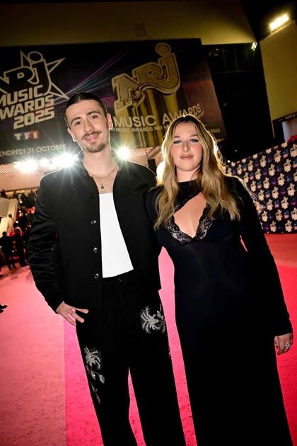 saha_chloe's tweet photo. 2 ans. 
Il y a 2 ans on découvrait 2 jeunes personnes intimidés prêts à vivre leur rêves
2 ans plus tard les voilà sur un tapis rouge entrain de vivre leur rêve, devenues des artistes accomplis

2 ans  toujours le même duo, les mêmes personnes
On s’en souviendra de ce 4 Novembre https://t.co/POJL97tLGe
