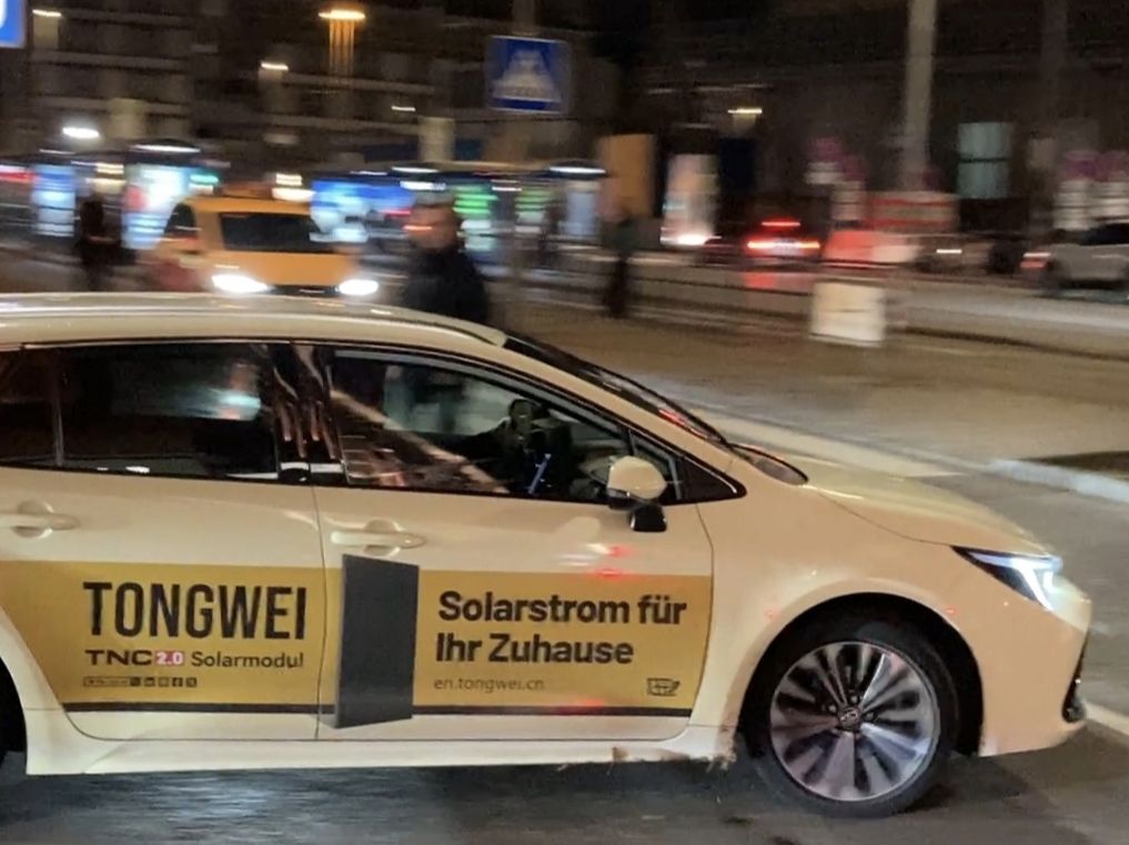 Tongwei_Solar's tweet image. 🚖 Taxis, trains, and Tongwei! 🇩🇪
Spot a bright surprise in Munich — Tongwei Solar is lighting up the city with taxi wraps and central-station ads ☀️

Our TNC 2.0 G12R-48 modules power real European homes — efficient, reliable, and made to shine. 🌍💛

#TongweiSolar #Munich