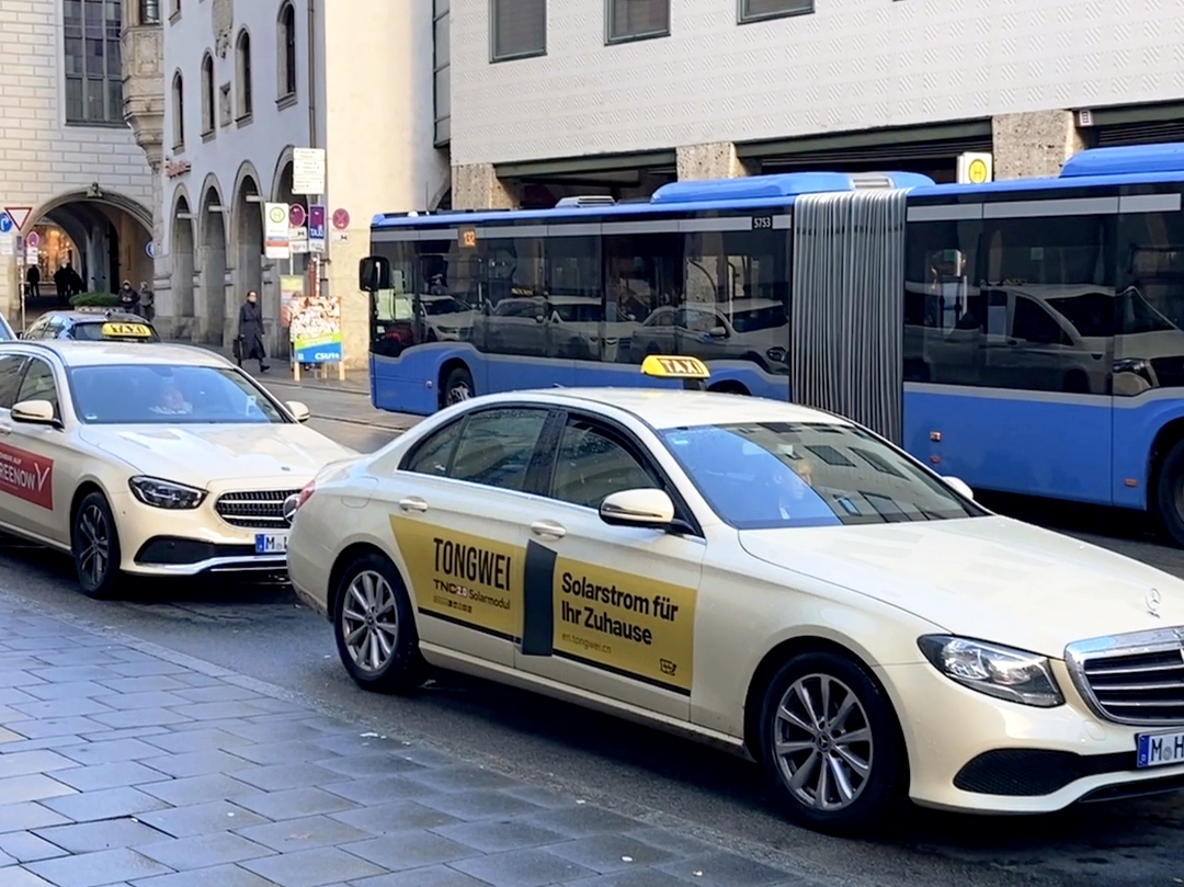 Tongwei_Solar's tweet image. 🚖 Taxis, trains, and Tongwei! 🇩🇪
Spot a bright surprise in Munich — Tongwei Solar is lighting up the city with taxi wraps and central-station ads ☀️

Our TNC 2.0 G12R-48 modules power real European homes — efficient, reliable, and made to shine. 🌍💛

#TongweiSolar #Munich
