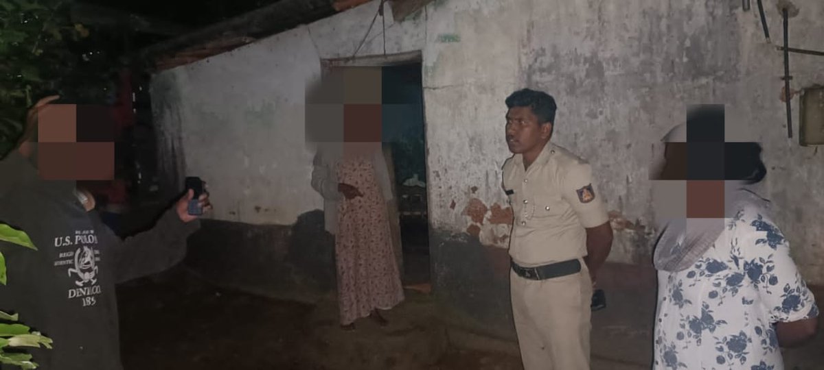 ಸಿದ್ದಾಪುರ ಪೊಲೀಸ್ ಠಾಣಾ ವ್ಯಾಪ್ತಿಯ ಅರೆಕಾಡು ಗ್ರಾಮದಿಂದ ಅಕ್ಕಪಕ್ಕದ ಮನೆಯವರ ನಡುವೆ ಗಲಾಟೆ ಎಂದು ಕರೆಬಂದ ಕೂಡಲೇ ಸ್ಥಳಕ್ಕೆ 112 ರವರು ತೆರಳಿ ವಿಚಾರಿಸಿದಾಗ ಮಹಿಳೆಯರಿಬ್ಬರ ನಡುವೆ ಸಣ್ಣಪುಟ್ಟ ವಿಚಾರಕ್ಕೆ ಬಾಯಿ  ಮಾತಿನ ಗಲಾಟೆಯಾಗಿದ್ದು ಇಬ್ಬರನ್ನು ಸಮಾಧಾನಪಡಿಸಿ ಸೂಕ್ತ ಕಾನೂನು ತಿಳುವಳಿಕೆ ನೀಡಲಾಗಿದೆ. <a href="/112Kodagu/">112 Kodagu</a> <a href="/KodaguSp/">SP Kodagu</a>