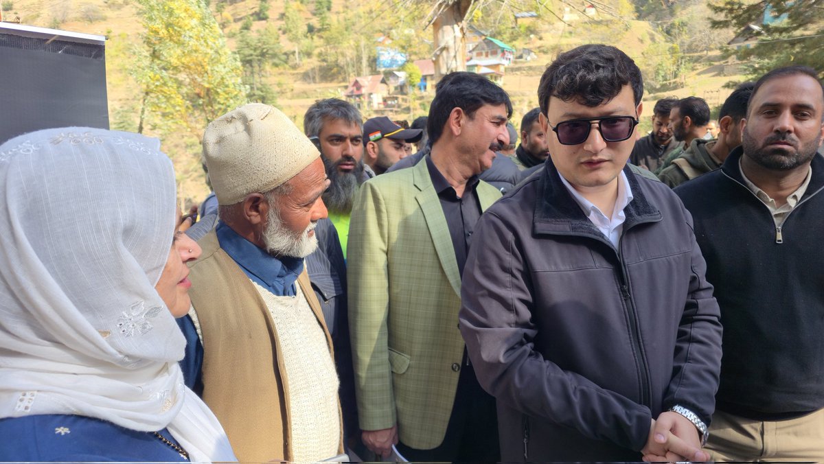 DCBaramulla's tweet photo. During the #BlockDiwas programme at Boniyar Bardian, DC inspected stalls set up by various departments showcasing welfare schemes and services available for the public.
@OfficeOfLGJandK
@CM_JnK
@diprjk
@ddnewsSrinagar https://t.co/eXASlcLd0M
