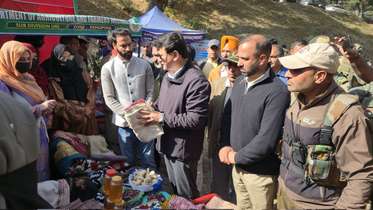 DCBaramulla's tweet photo. During the #BlockDiwas programme at Boniyar Bardian, DC inspected stalls set up by various departments showcasing welfare schemes and services available for the public.
@OfficeOfLGJandK
@CM_JnK
@diprjk
@ddnewsSrinagar https://t.co/eXASlcLd0M