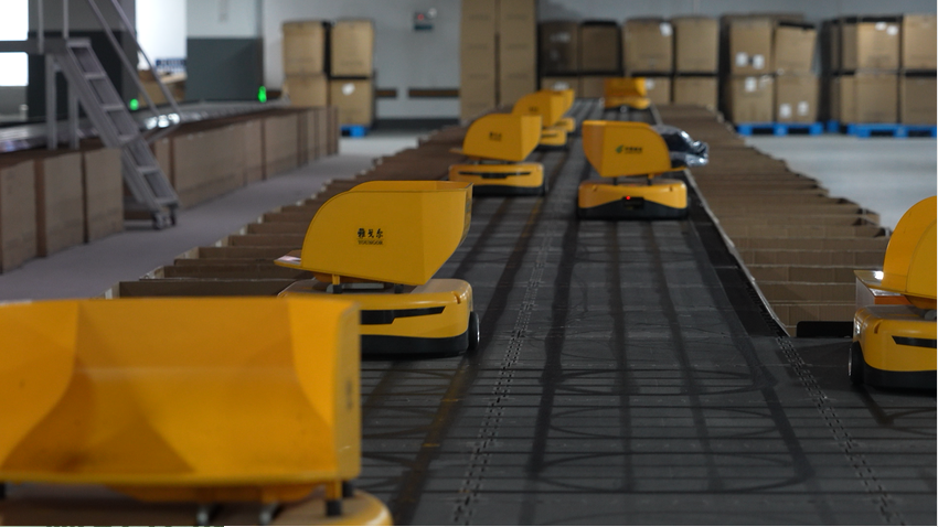 HAISHULOU's tweet image. Zhongyou Apparel No.1 Smart Cloud Warehouse, a collaboration of Youngor &amp;amp; China Post, handles 430K+ orders efficiently in peak seasons! With hi-tech automation &amp;amp; talent training, it&apos;s reshaping logistics. 🚚📦 #SmartLogistics #IndustryInnovation #TechTalent