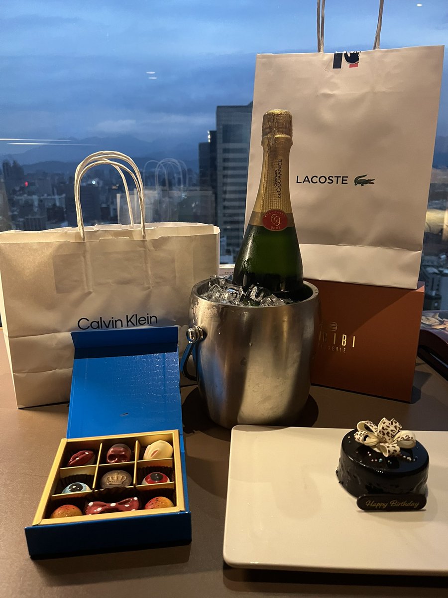 Befinner mig just nu i Taipei och njuter av livet. (Firar även min födelsedag) 🎁 kommer även passa på att leta ny innehav till portföljen 😇