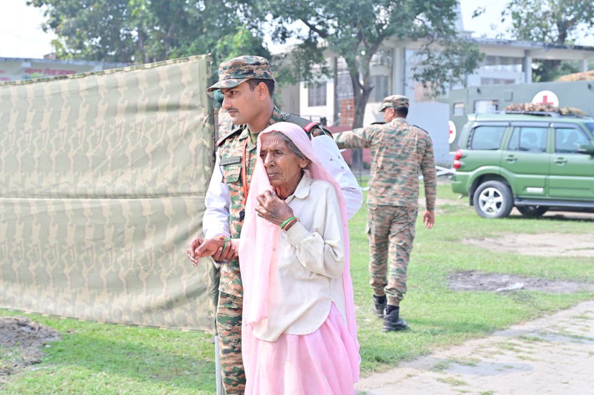 westerncomd_IA's tweet image. #StrongAndCapable 
#WeCare 
#InServiceOfTheNation🇮🇳
#AyushmanBharat

Reaffirming its commitment towards the health &amp;amp; well-being of local populace, #RamDivision organised a Medical Camp at remote region of #Bhogpur near #Haridwar, in coordination with #CMOHaridwar &amp;amp; local…