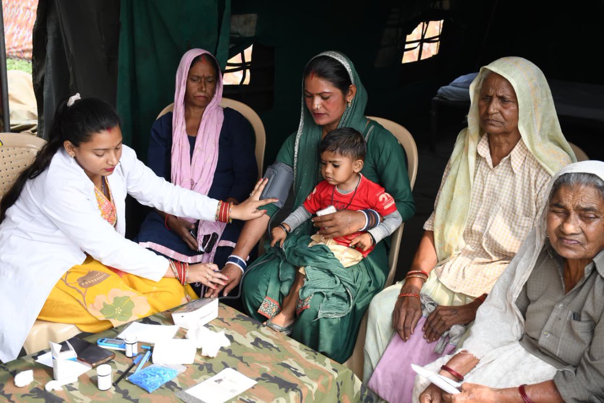westerncomd_IA's tweet image. #StrongAndCapable 
#WeCare 
#InServiceOfTheNation🇮🇳
#AyushmanBharat

Reaffirming its commitment towards the health &amp;amp; well-being of local populace, #RamDivision organised a Medical Camp at remote region of #Bhogpur near #Haridwar, in coordination with #CMOHaridwar &amp;amp; local…