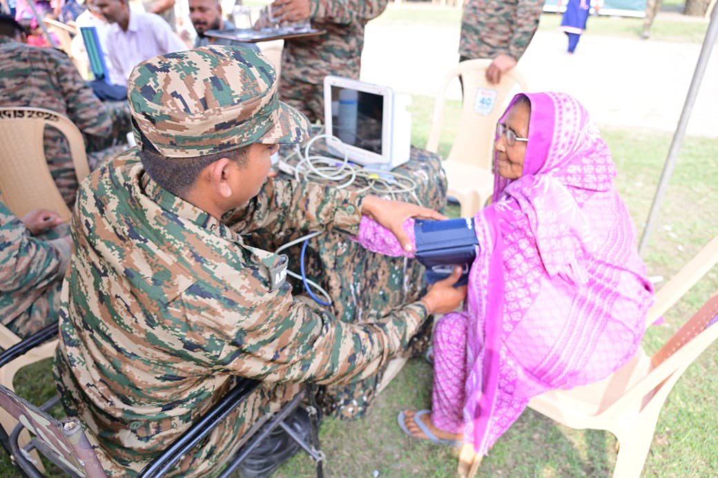 westerncomd_IA's tweet image. #StrongAndCapable 
#WeCare 
#InServiceOfTheNation🇮🇳
#AyushmanBharat

Reaffirming its commitment towards the health &amp;amp; well-being of local populace, #RamDivision organised a Medical Camp at remote region of #Bhogpur near #Haridwar, in coordination with #CMOHaridwar &amp;amp; local…