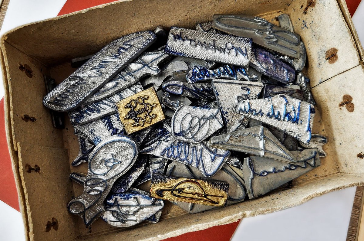 Do zbiorów <a href="/muzeum_pw/">Muzeum Politechniki Warszawskiej</a> z Biura #RektorPW trafiły faksymile podpisów ✍️ władz Uczelni z minionych dekad. Te niewielkie metalowe formy używane do wykonywania pieczęci na dokumentach <a href="/PW_edu/">Politechnika Warszawska</a> odzwierciedlają indywidualny styl i charakter każdej z postaci 📜