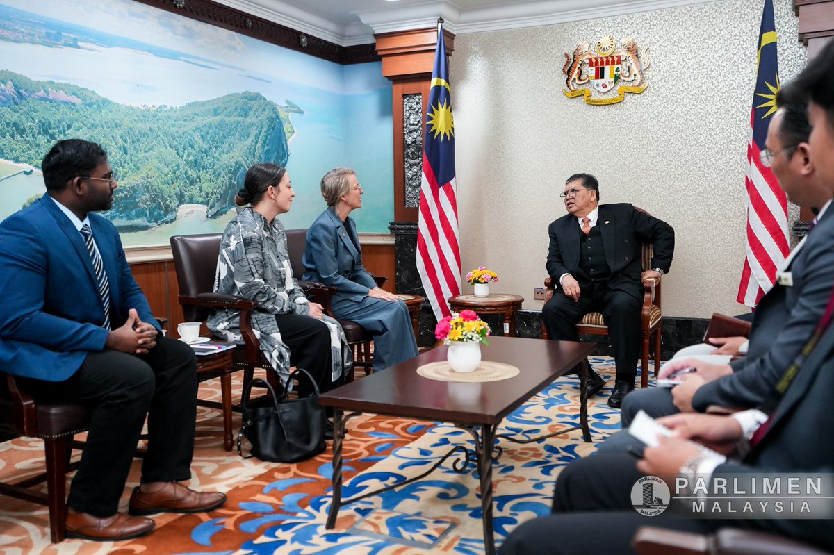 JohariAbdul_MY's tweet photo. Pertemuan saya dengan  PYT Kirstine Vangkilde Berner, Duta Besar Kerajaan Denmark ke Malaysia telah membincangkan potensi kerjasama antara Bahagian Antarabangsa Pejabat Ombudsman Parlimen Denmark dan Parlimen Malaysia dalam memperkukuh usaha memerangi rasuah dan mempertingkat kecekapan tadbir urus awam.

Denmark merupakan antara negara yang diiktiraf sebagai peneraju global dalam ketelusan dan integriti pentadbiran. Parlimen Malaysia menyambut baik sebarang bentuk perkongsian ilmu dan pengalaman yang boleh memperkukuh agenda tadbir urus berintegriti dan akauntabiliti awam di negara ini.
