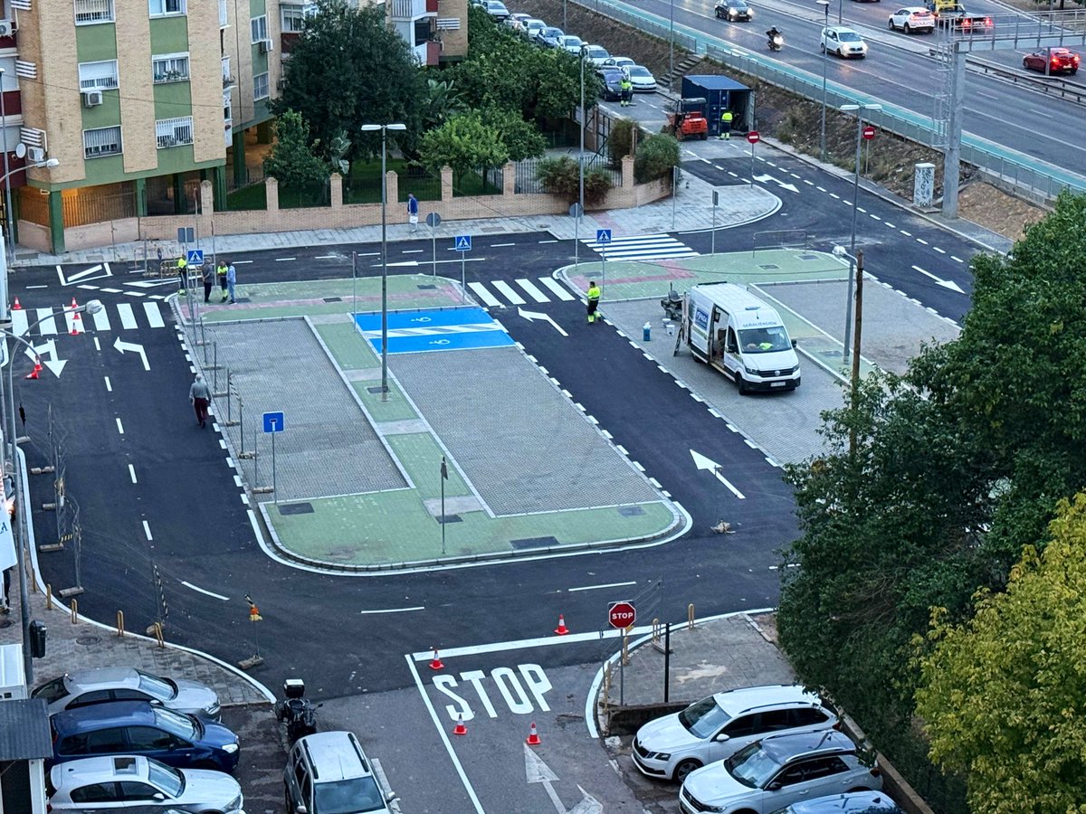 🅿️ Los vecinos de Santa Aurelia tenían en la calle Mandarinas un solar abandonado y degradado entre sus bloques.

🏡 Hoy ya es un nuevo espacio urbanizado con aparcamientos, con zonas de paso peatonal y que tendrá nuevos árboles 🌳 en pocas semanas.

#SevillaEstáenMarcha ⏩