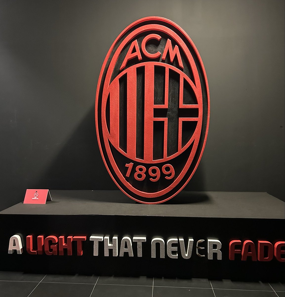 ميلان الفريق الذي اجتمع على احترامه كل عشاق كرة القدم بكل العصور. 
الفريق الذي لا يكرهه إلا حاقد
ولا يفهم عالم كرة القدم