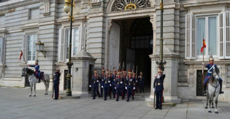 A pie entrante con pífano y tambor... 💂 
«Cambio de guardia y relevo solemne de la guardia en el Palacio Real de Madrid» 👉 bit.ly/2CjWM7D 
⚠️ Siempre y cuando los actos oficiales o la climatología lo permitan.
#Turismo #Ocio
